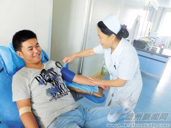 李鳳英正在為無償獻血者服務(wù)