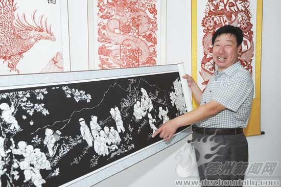 展示山東省首屆手工藝品赴韓大展金獎作品。