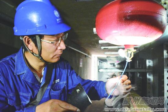 馬林在地下電纜隧道檢查設備運行情況。記者徐冬曉攝